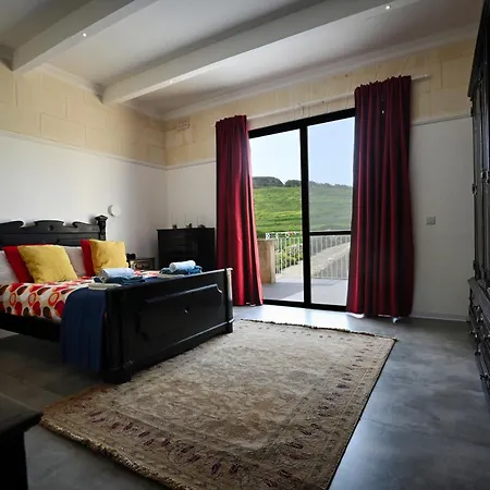 Villa Charming And Tranquil House