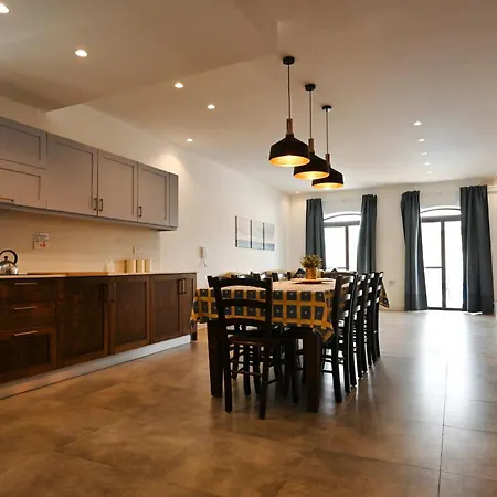 Villa Charming And Tranquil House